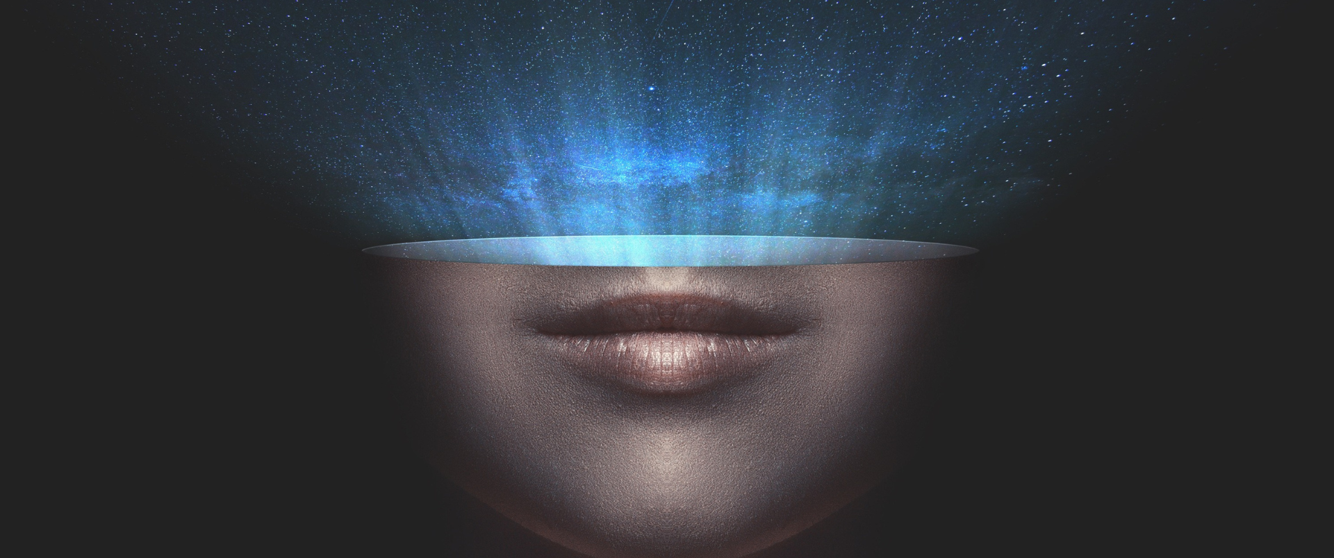 Ciel &eacute;toil&eacute; &eacute;mergeant d'un visage.