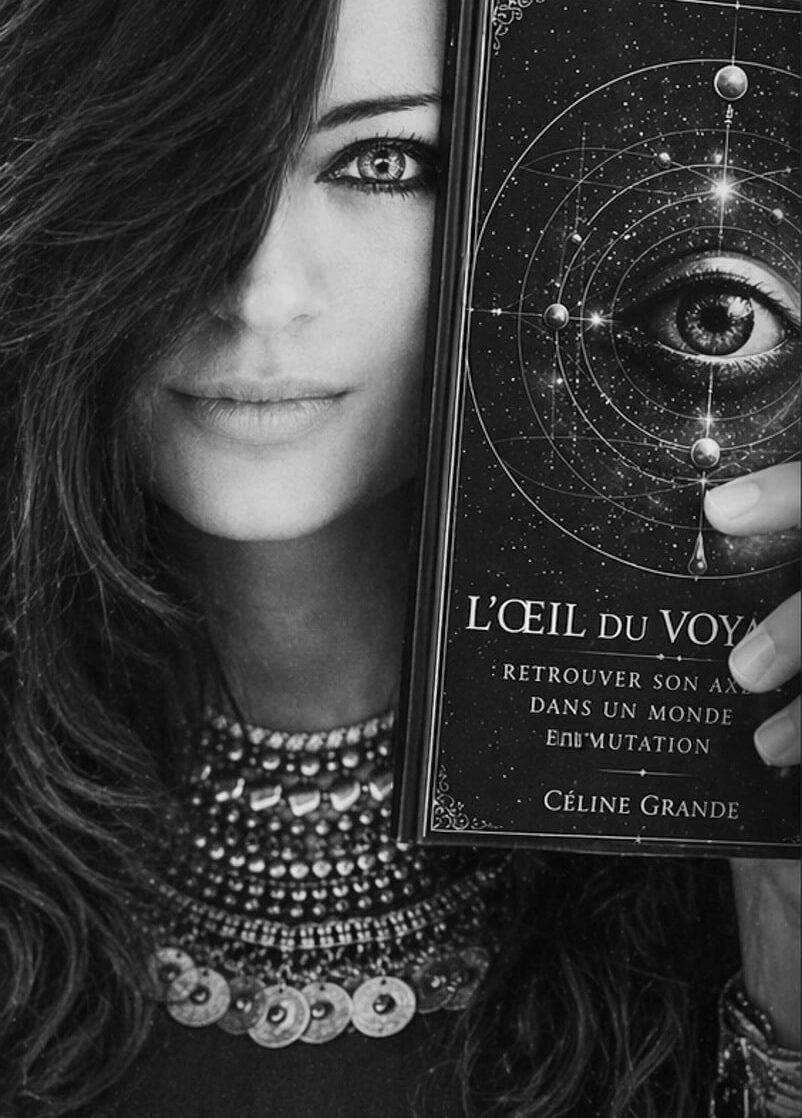 Femme tenant un livre myst&eacute;rieux.