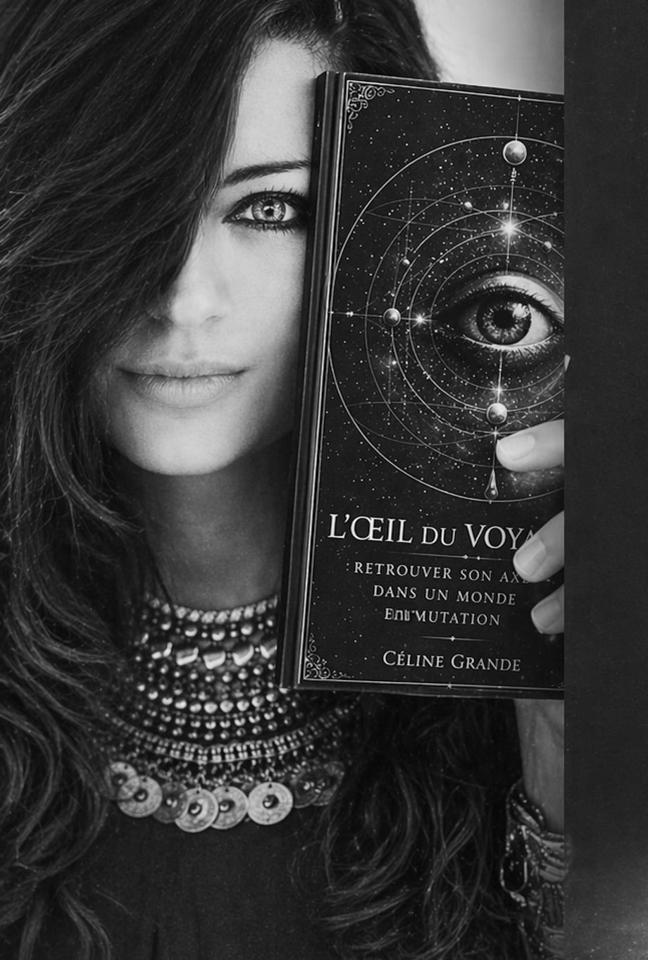 Femme tenant un livre myst&eacute;rieux.